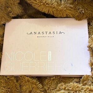 Anastasia Beverly Hills Nicole Guerriero Glow Kit